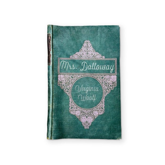 0022 MrsDallowayOutside